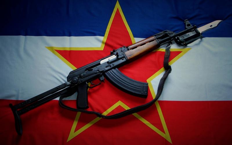 转而使用战场上缴获的ak-47.