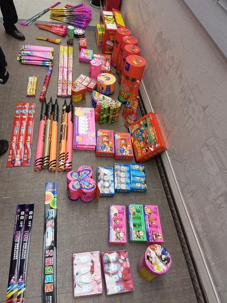 金山警方破获一起非法售卖烟花爆竹案 2人2处窝点25个品种