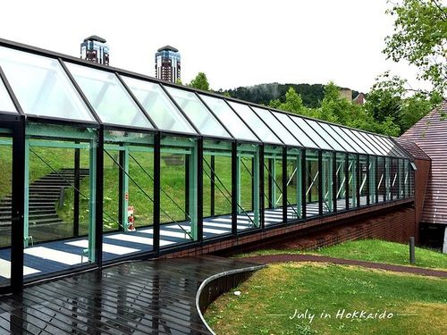 这个连贯度假村各处的玻璃走廊在一切都是美好的玻璃外的雨丝更给夜幕