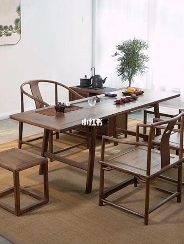 茶桌家具材质均选择了北美黑胡桃木制作而成,款式依旧简洁风格,茶桌