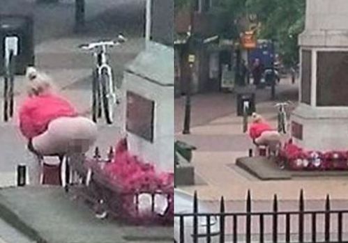 女子纪念碑旁脱裤小便引众怒 网民:太恶心(图)