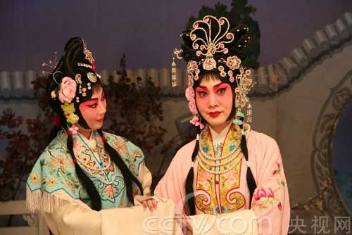 如图右边的发型如何安装. 京剧旦角崔莺莺的古装发型如何安装?