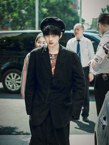 172cm周震南,穿"裙裤"西装耍帅,鞋子却暴露了可爱本质