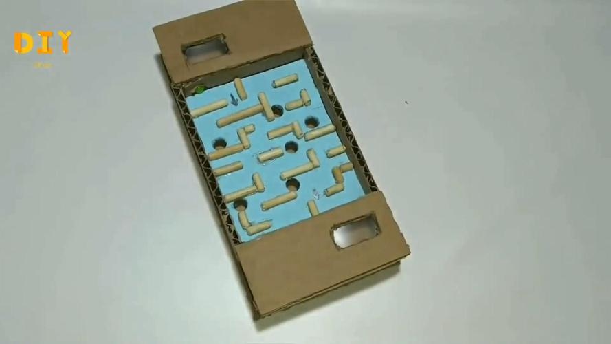 趣味纸板diy,教你制作"纸板平衡珠手柄游戏机"的方法