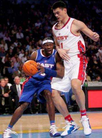 6张照片看姚明肌肉进化史从最早大竹竿到浩克身材大腿似水桶