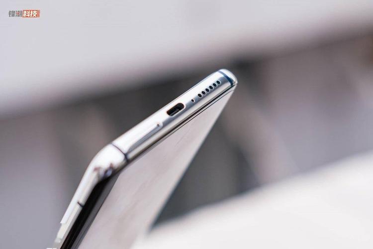 小米10s采用了对称式的双扬声器设计,在机身的顶部和底部各有一个1216