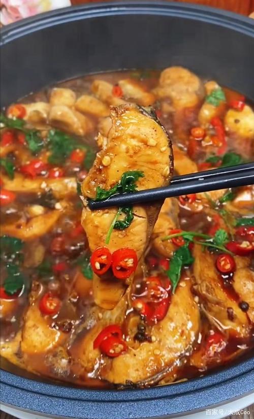 今天给大家分享一道好吃又好看的啤酒鱼,看看有没有被