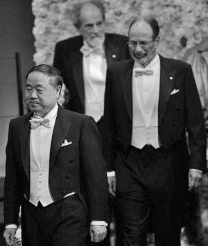 莫言穿燕尾服领奖.