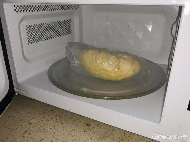 然后微波炉转2分钟即可,两分钟后拿出来,不要立即食用,等榴莲冷却后
