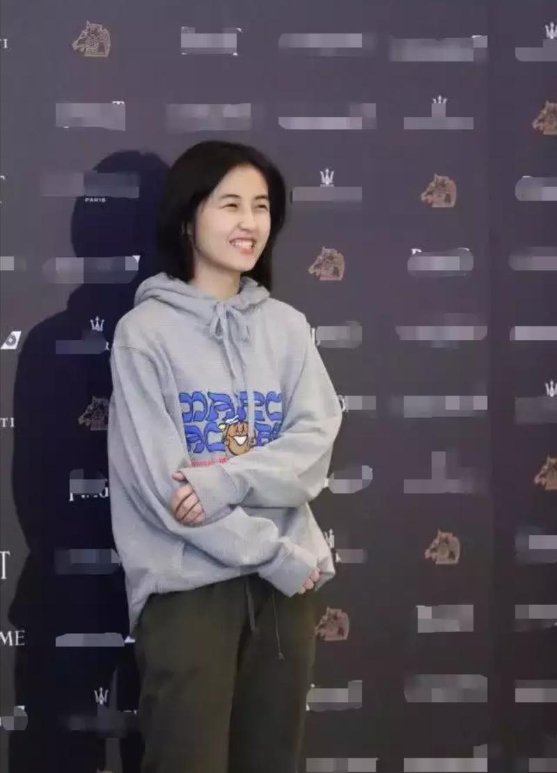 张子枫穿运动服参加金马奖晚宴,网友:这才是少女该有