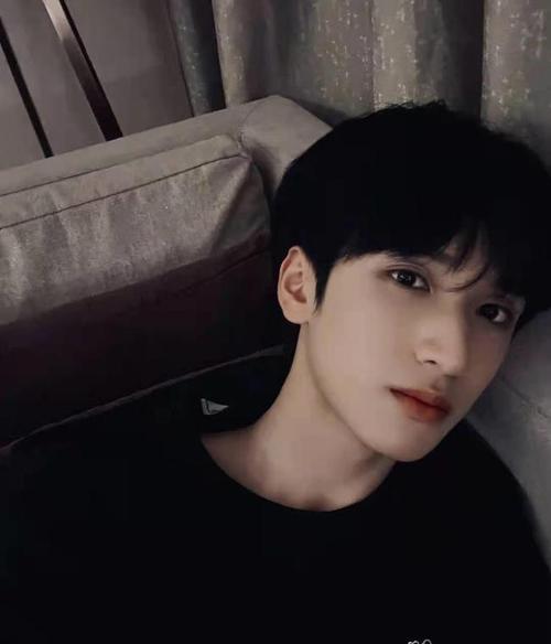 严浩翔被私生粉围堵在车内敲窗回击粉丝这个行为太敢了