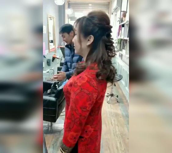 今日最年轻的婆婆,这种发型上舞台合适吗?