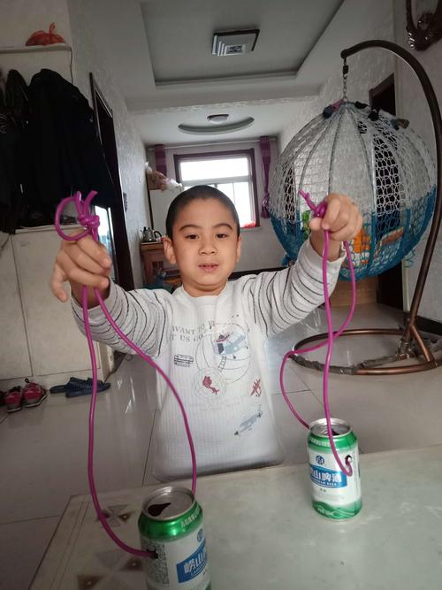 乡贤街小学一四班康宇轩制作易拉罐高跷