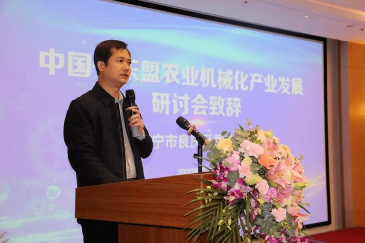 南宁市良庆区委书记施杰在会上推介良庆区在区位,产业,政策,基础设施