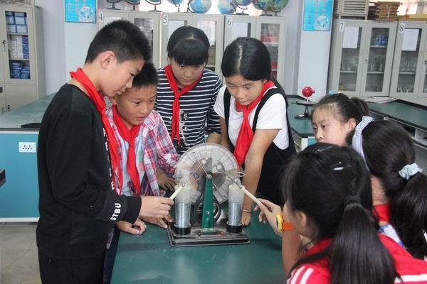 金洼小学开展"体验科学梦在飞"实践活动