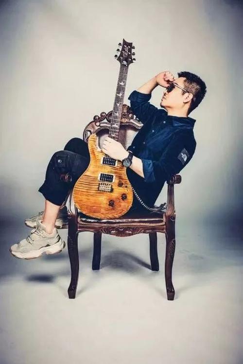 吉他大师李延亮获赠prs定制款新琴