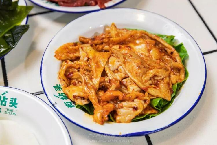 腌制过的麻辣鸡皮,本身就有味道,烫熟之后口感却非常 柔韧软糯,很 q