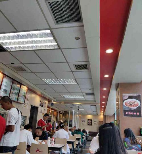 吉大一院美食城里面的店铺,护理病人为三餐发愁,好在还有李先生,虽说