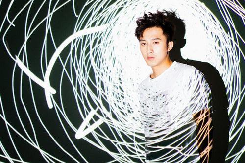王贤首支单曲即将推出 全新造型曝光