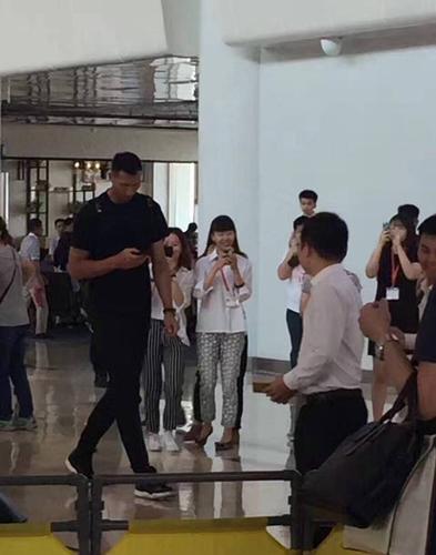 路人都在拍易建联,为了避免尴尬阿联只能这么做了