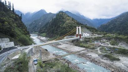 新建的通麦特大桥(3月29日摄).