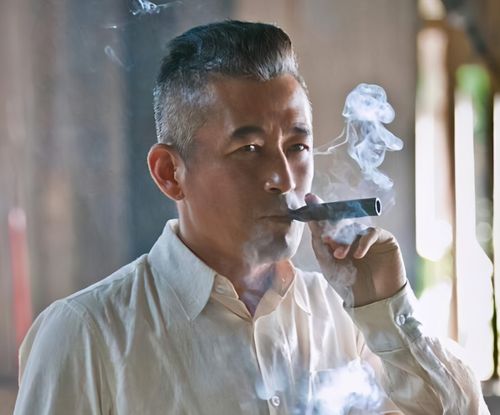 老戏骨王志飞因掌控型人格与张歆艺分手,反对儿子王也的歌星梦