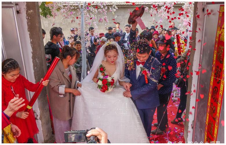 皖北农村小伙结婚,中午12点之前,新娘坐着婚车前来新郎家里结婚拜天地