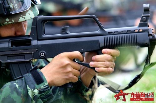 特战队员进行步枪快速射击训练,弹壳飞出枪膛.黄勋 摄