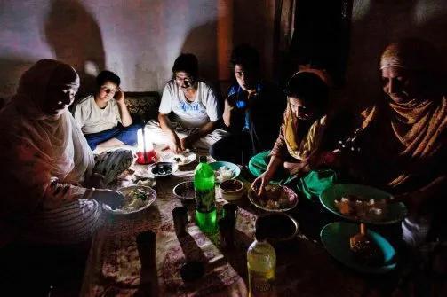 在印度,偷电是一项全民活动