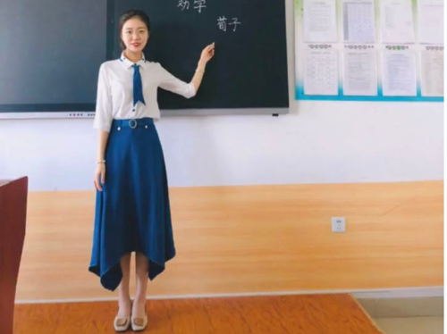原创年轻女教师因穿着亮丽火了板书字迹也很漂亮评论皆是好评