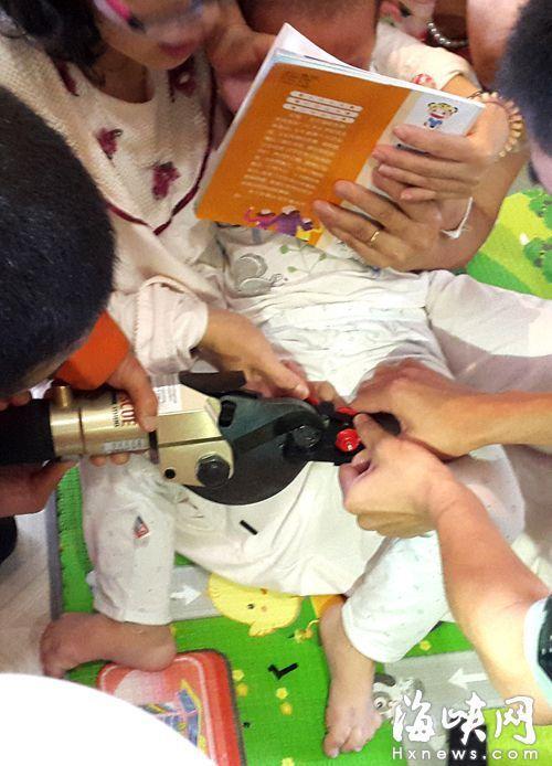 2岁男童穿开裆裤玩玩具车 "蛋蛋"皮被夹住