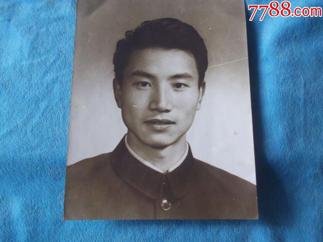 六七十年代:一男青年半身照