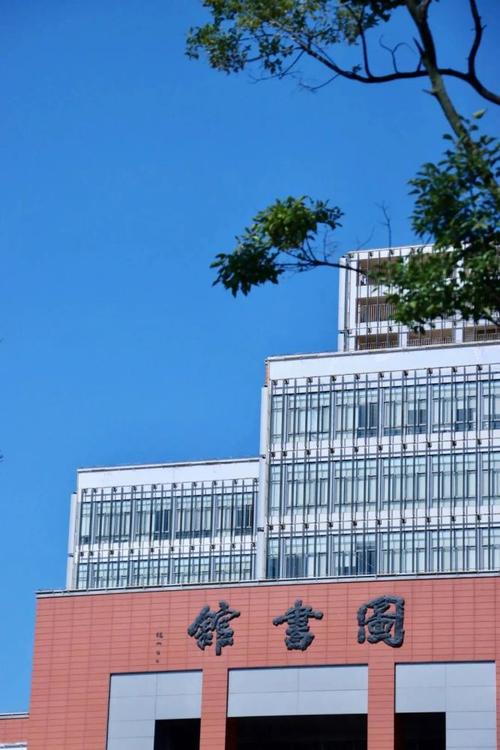(图源:昆明理工大学官微) 昆工图书馆内也很气派,有着不一样的穹顶