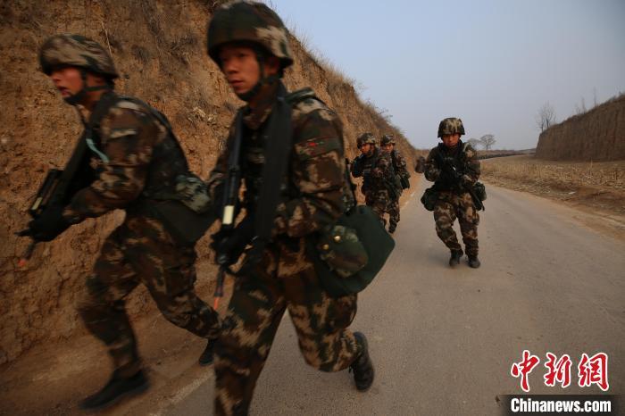 武警第一机动总队某支队:红蓝实兵对抗  训练场上"战味"浓