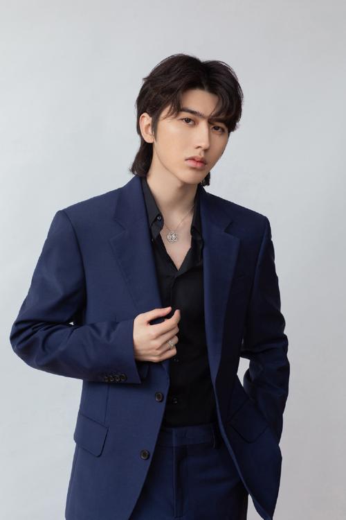 蔡徐坤蓝色西服造型# 蔡徐坤今日活动造型 一身蓝色西装 长发狼尾