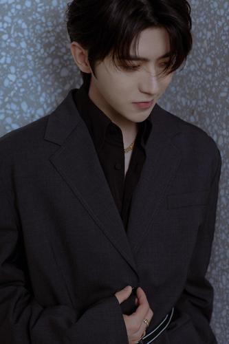 蔡徐坤深色西装帅气写真