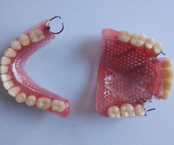 从戴上这副活动假牙后,"噩梦"便开始了!