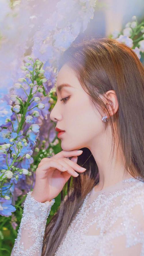 刘诗诗花中仙女造型,纯白轻纱拖地长裙搭配长直发