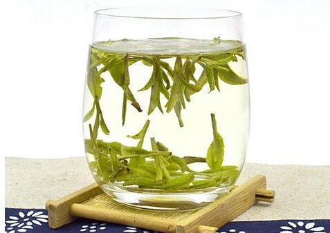 雨前指的是在谷雨这个节气前采摘的制造龙井茶,故而称之为雨前龙井.