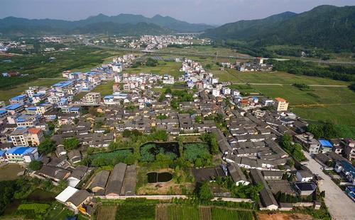 名称: 栗园围  作品描述: 栗园围位于江西省赣州市龙南县里仁镇栗园村