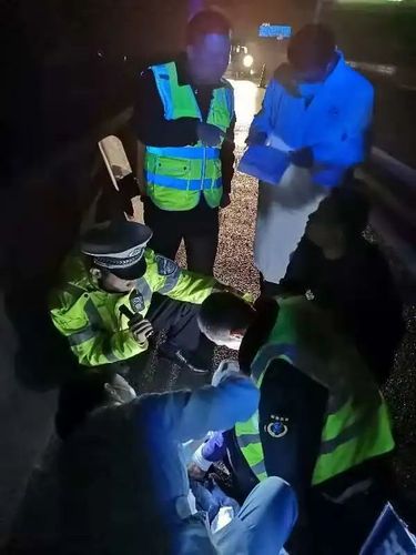 黑夜中,男子高速路上割腕!民警赶到时,他却举起刀.