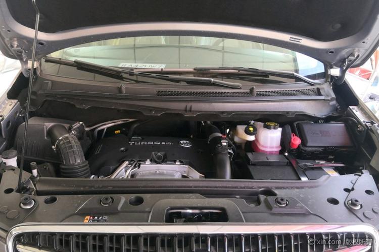 别克gl8发动机舱