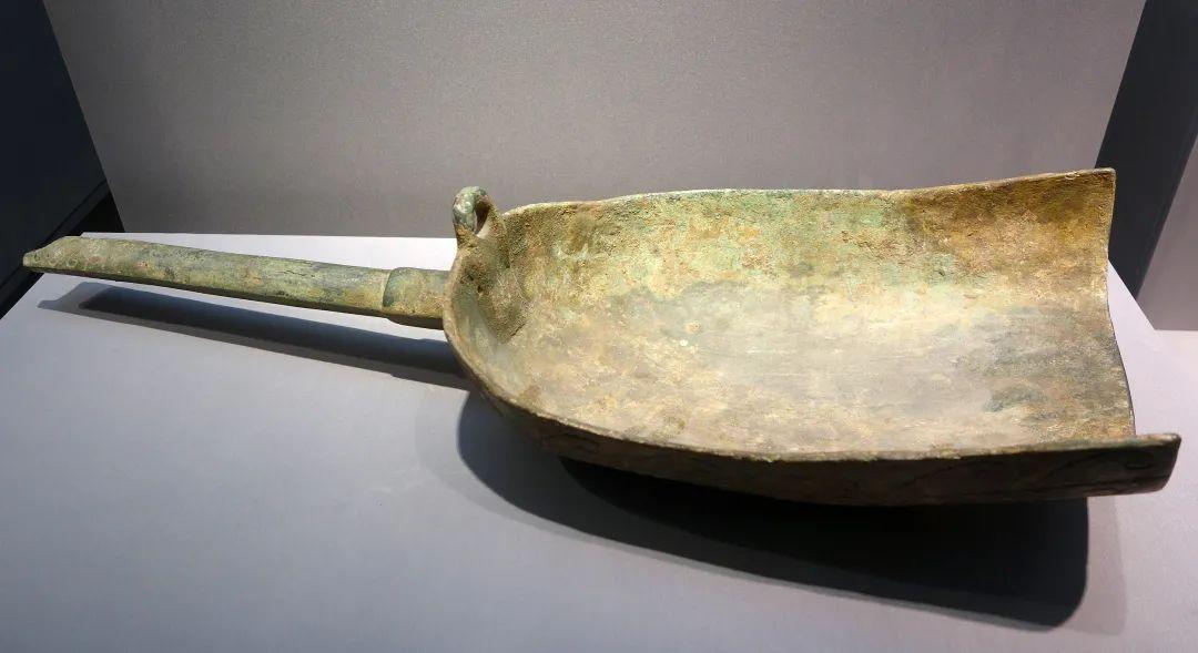 成为主要的生产工具 耕具:䦆,镐,锄,镰,耨,铲 青铜能够铸造成各种