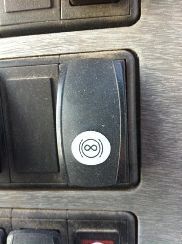 这是宇通大客车上的一个开关按钮,它是干什么用的?