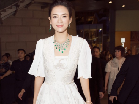 国际明星章子怡穿白裙气质佳,戴千万翡翠美成仙女