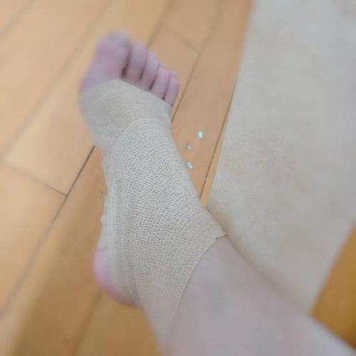 4. 重复此方法包扎三次,最后将绷带进行固定.切忌太紧!