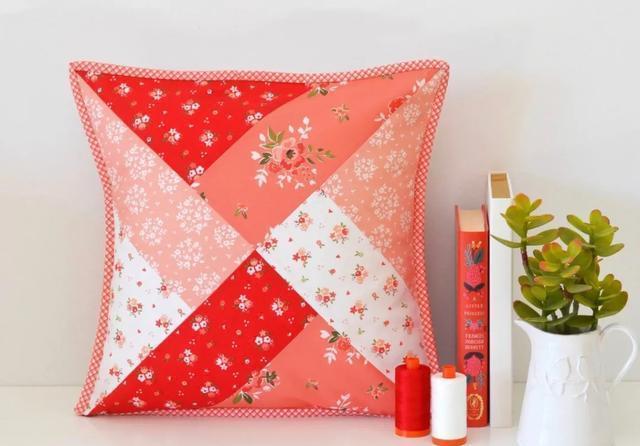 只需几个简单的步骤就可以制作出简单的拼布抱枕,一起来看看吧!
