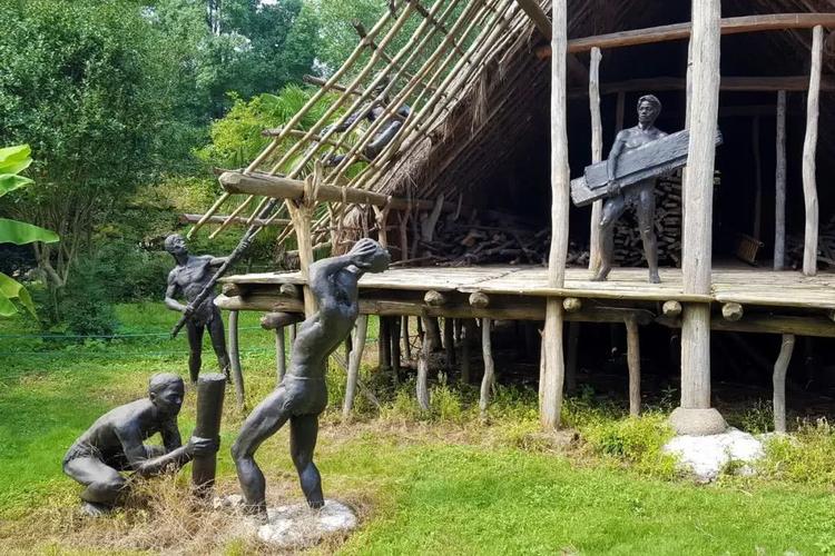 从 7000多年前的 河姆渡人开始,为了克服 沼泽遍地,潮湿泥泞的环境