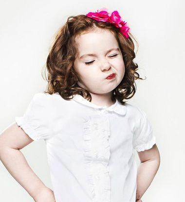 小女孩齐刘海齐肩短直发发型,贴着肩头的发丝很整齐也有些略短了,梳