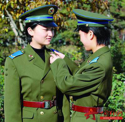 独家策划:中国军视网小编秀解放军年代军服(多图)